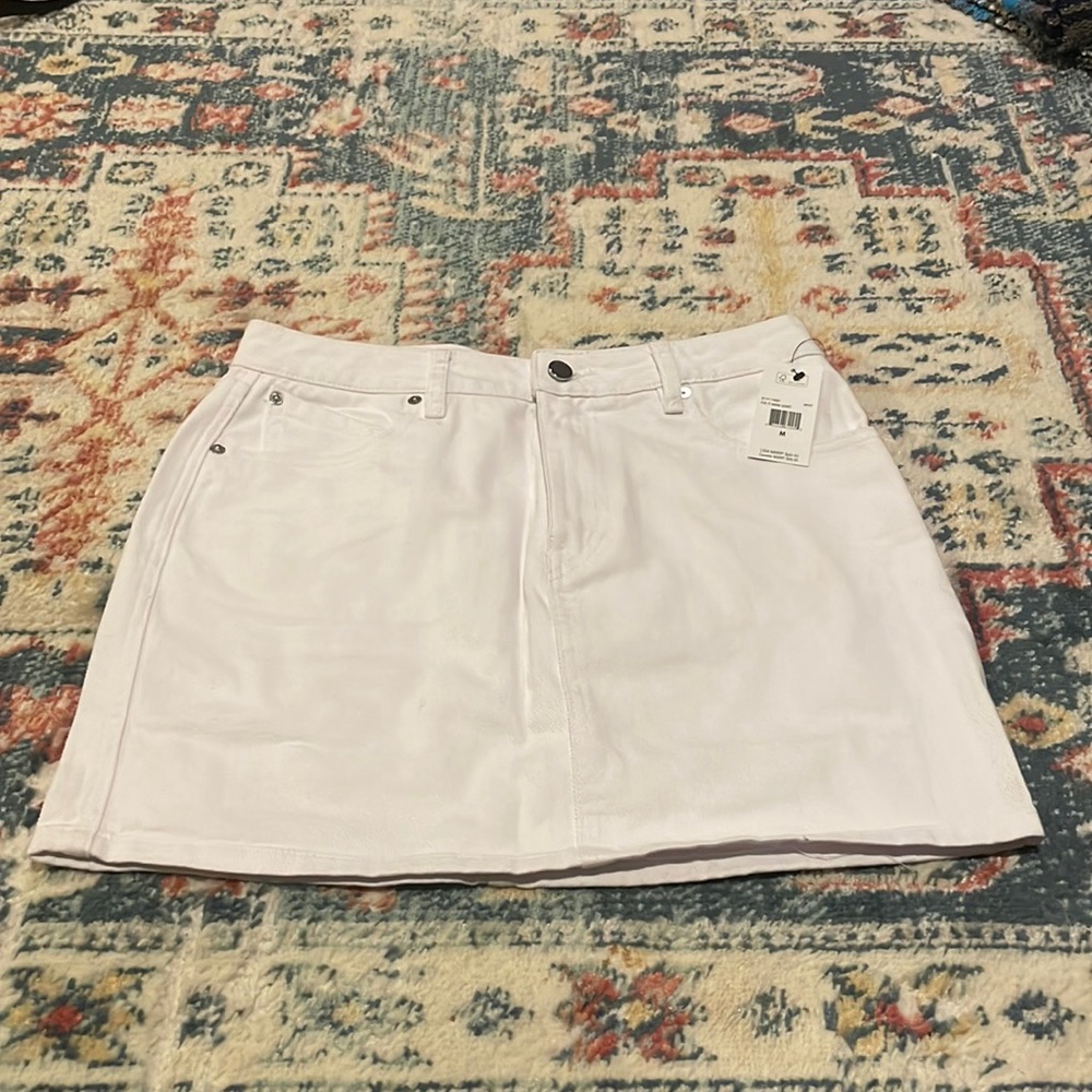 Unused Volcom Women’s Mid Rise Mini Skirt in White size Medium